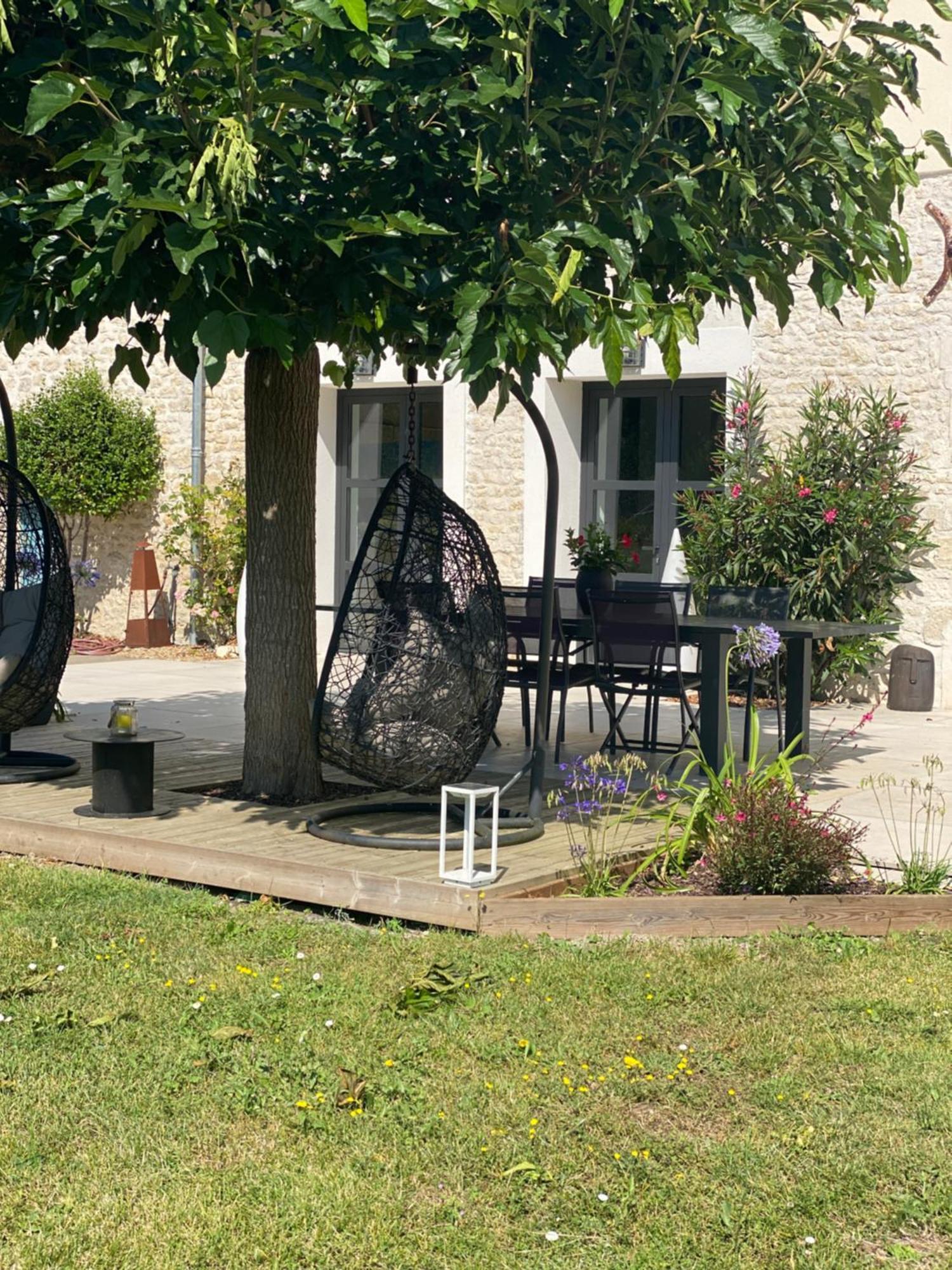 La Chaumeauniere Bed and Breakfast Aigrefeuille-dʼAunis Exterior foto